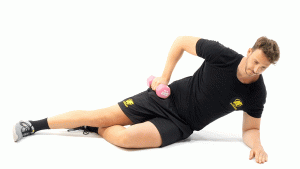 MANCUERNA-SUELO-PIERNAS-ELEVACION DE PELVIS LATERAL CON RODILLA APOYADA Y PIERNA SUPERIOR EXTENDIDA CON APOYO DEL PIE