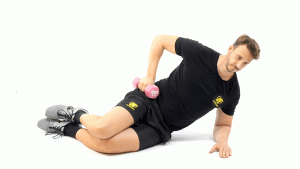MANCUERNA-SUELO-PIERNAS-ELEVACION DE PELVIS LATERAL CON RODILLA FLEXIONADA Y ELEVACION DE LA RODILLA SUPERIOR